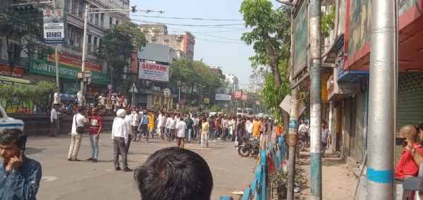 کولکاتا میں پی ایم مودی کی ریلی سے پہلے بی جے پی-ترنمول کارکنوں کے درمیان جھڑپ،ایک دوسرے پر پتھراو