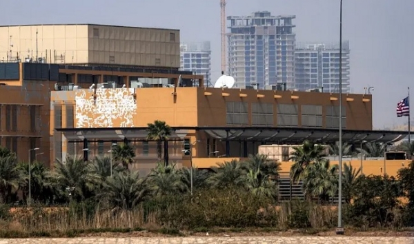 بغداد میں امریکی سفارت خانے پر حملے کے بعد دھوئیں کا بادل بغداد میں امریکی سفارت خانے پر حملے کے بعد دھوئیں کا بادل