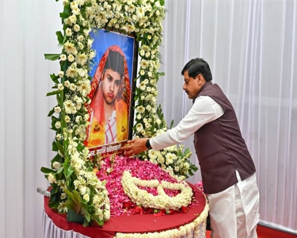 وزیراعلیٰ ڈاکٹر یادو بی جے پی کے ریاستی صدر کی آنجہانی بیٹی کی تصویر پر گلہائے عقیدت نذر کرتے ہوئے وزیراعلیٰ ڈاکٹر یادو بی جے پی کے ریاستی صدر کی آنجہانی بیٹی کی تصویر پر گلہائے عقیدت نذر کرتے ہوئے