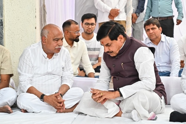 وزیراعلیٰ ڈاکٹر یادو نے بی جے پی کے ریاستی صدر کی بیٹی کے انتقال پر تعزیت کا اظہار کیا وزیراعلیٰ ڈاکٹر یادو نے بی جے پی کے ریاستی صدر کی بیٹی کے انتقال پر تعزیت کا اظہار کیا