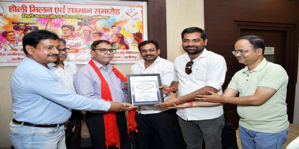 ہولی ملن تقریب میں صحافیوں کو اعزاز سے نوازا گیا