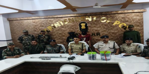 لاتہار میں مطلوبہ نکسلی کمانڈر مرتونجے بھویا سمیت دو ماؤنواز گرفتار ، اے کے 47 اور کارتوس برآمد