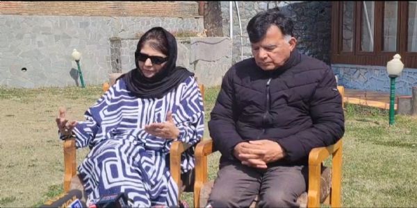 ہم ایران کے ساتھ کھڑے ہیں، کشمیری عوام سے اپیل کرتے ہیں کہ وہ ایرانی عوام اور امت مسلمہ کے لیے دعا کریں : محبوبہ مفتی