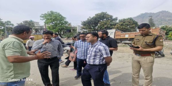 حکم کے باوجود لوگوں کا سلنڈر لینے کے لیے گیس گودام میں ہجوم ، ایس ڈی ایم، تحصیلدار، اور تھانہ انچارج موجود