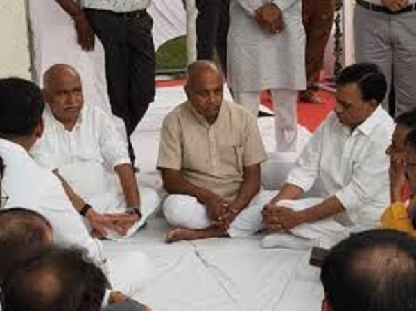 نائب وزیر اعلیٰ دیوڑا نے بی جے پی کے ریاستی صدر کی بیٹی کے انتقال پر تعزیت کا اظہار کیا نائب وزیر اعلیٰ دیوڑا نے بی جے پی کے ریاستی صدر کی بیٹی کے انتقال پر تعزیت کا اظہار کیا