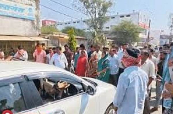 رائسین میں گیس کی قلت سے پریشان لوگ