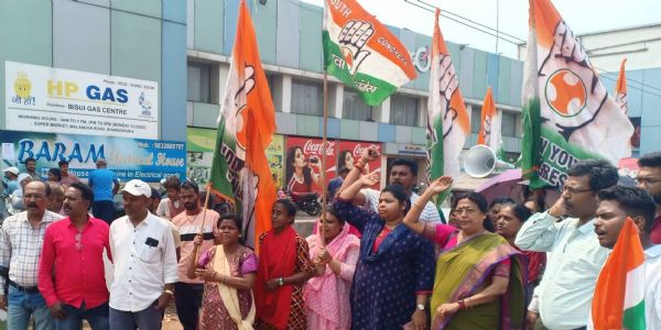 کھڑگپور میں گیس کی فراہمی میں مبینہ بے ضابطگیوں کے خلاف کانگریس کا احتجاج