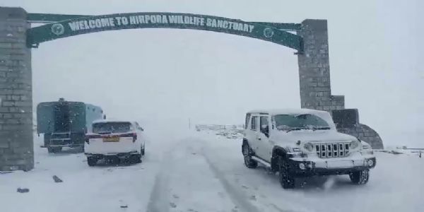 تازہ برفباری کی وجہ سے مغل روڈ پر ٹریفک معطل