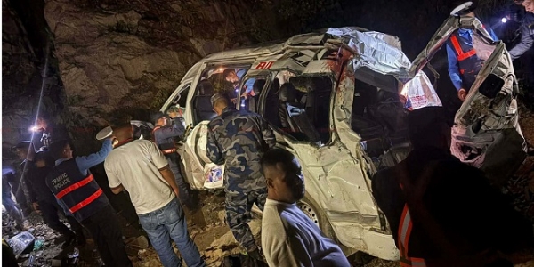 گورکھا ضلع میں ہوئے سڑک حادثے کی اطلاع ملتے ہی راحت اور بچاو کے کام میں مصروف لوگ۔