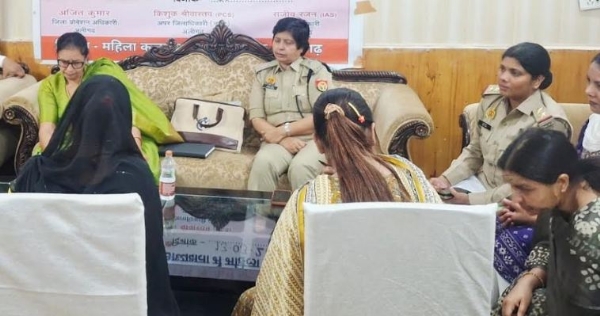 سنوائی کرتے ہوئے رکن خواتین کمیشن