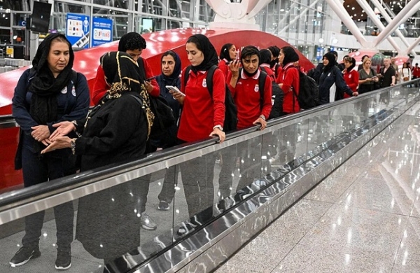 ایران کی خواتین فٹ بال ٹیم کی ارکان آسٹریلیا میں ایشیائی کپ ٹورنامنٹ میں حصہ لینے کے بعد 11 مارچ کو ملائیشیا کے سیپانگ میں واقع کوالالمپور بین الاقوامی ہوائی اڈے پر۔ فوٹو: انٹرنیٹ میڈیا