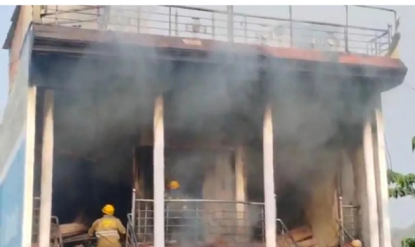 بلیا میں کرانہ کی دکان میں آتشزدگی ، ماں بیٹا جھلس کر جاں بحق، جان بچانے کے لیے چھت سے کودا باپ زخمی