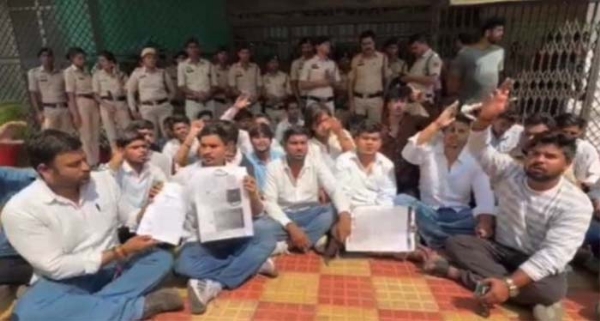 این ایس یو آئی نے سی جی بی ایس ای کو 12ویں جماعت کا ہندی کا پرچہ لیک ہونے پر گھیر ا، تحقیقات کا مطالبہ این ایس یو آئی نے سی جی بی ایس ای کو 12ویں جماعت کا ہندی کا پرچہ لیک ہونے پر گھیر ا، تحقیقات کا مطالبہ