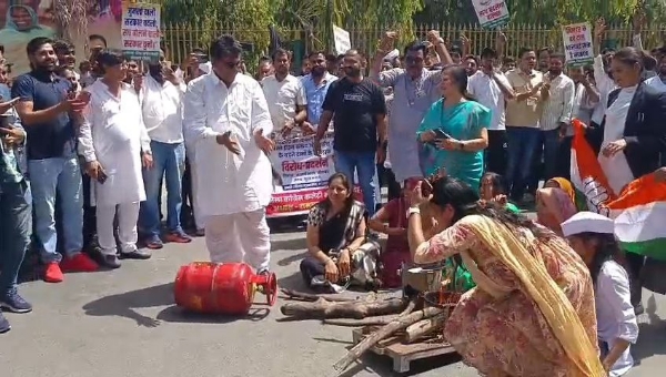 بھیلواڑہ میں گیس کی قیمتوں میں اضافے کے خلاف کانگریس کا احتجاج بھیلواڑہ میں گیس کی قیمتوں میں اضافے کے خلاف کانگریس کا احتجاج