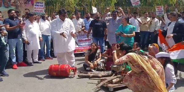 بھیلواڑہ میں گیس کی قیمتوں میں اضافے کے خلاف کانگریس کا احتجاج
