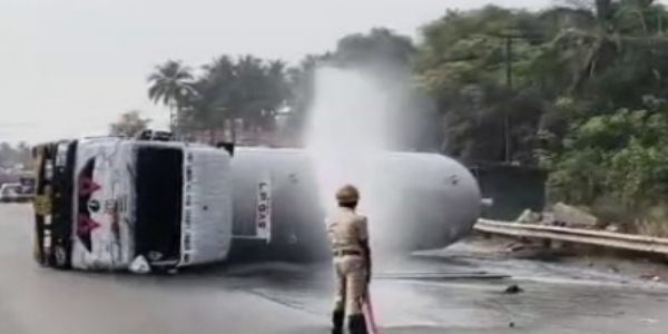 اڈپی کے قریب قومی شاہراہ پر ایل پی جی ٹینکر الٹ گیا، بڑا حادثہ ٹلا