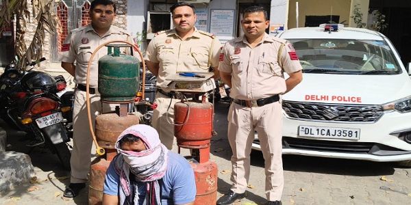 غیر قانونی ری- فلنگ کرنے پر دکاندار گرفتار