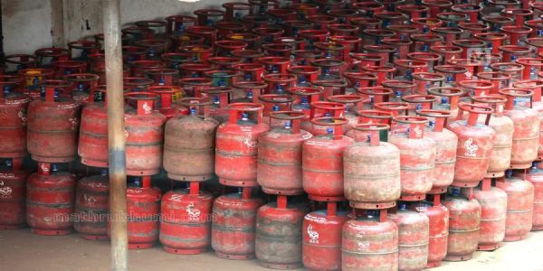 ضلع انتظامیہ جموں نے مختلف ایل پی جی آؤٹ لیٹس کا معائنہ کیا۔