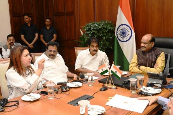 کل جماعتی میٹنگ میں آٹھ ارکان پارلیمنٹ کی معطلی منسوخ کرنے پر اتفاق ، معاملہ منگل کو وقفہ سوالات کے بعد اٹھایا جائے گا