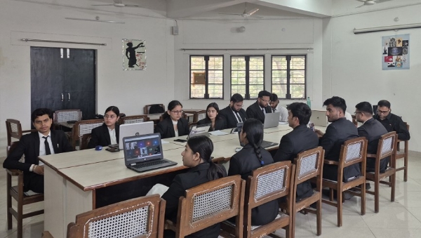 مون کورٹ میں موجود طلبا