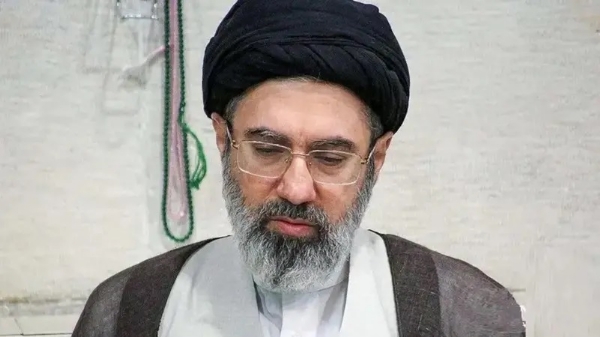 مجتبیٰ خامنہ ای والد کے اجلاس سے چند منٹ قبل نکلنے کے باعث موت سے بچ گئے: دی ٹیلی گراف کا دعویٰ