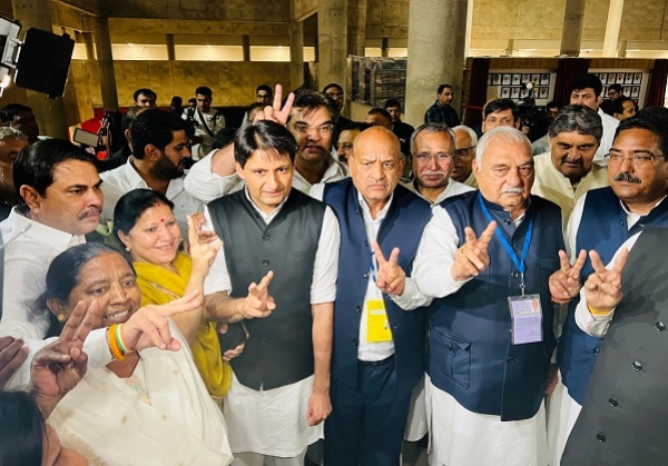 پیر کو پولنگ کے بعد منگل کی صبح 3 بجے گنتی کے مرکز سے باہر آتے ہوئے بھوپیندر ہڈا اور کرم ویر بودھ