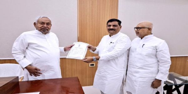 سنجے جھا نے نتیش کمار کو راجیہ سبھا کے انتخاب کا سرٹیفکیٹ پیش کیا