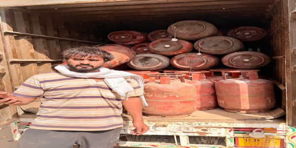 دلی کے جامعہ نگر میں غیر قانونی ایل پی جی ریکیٹ کا پردہ فاش، 62 سلنڈر برآمد، ایک شخص گرفتار