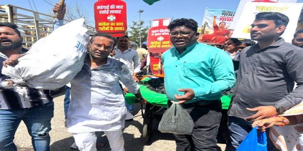 بھوپال میں ایل پی جی بحران پر کانگریس کا انوکھا احتجاج، دکانداروں کو کوئلہ تقسیم کیا، حکومت پر تنقید کی