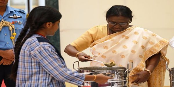 بچوں کو غذائیت اور معیاری تعلیم حاصل کرنا ضروری ہے: صدرجمہوریہ