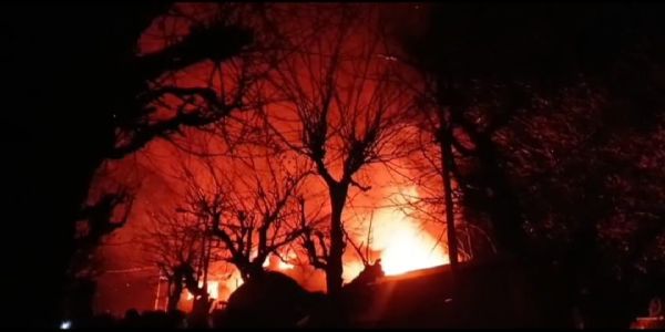 پہلگام میں آگ لگنے سے ہوٹل تباہ، فائر ٹرک الٹنے سے ایک شخص ہلاک