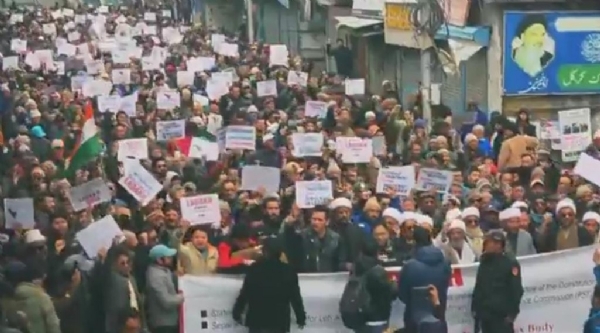 سونم وانگچک کی رہائی کے بعد لیہہ اور کرگل میں احتجاجی ریلیاں نکالی گئیں سونم وانگچک کی رہائی کے بعد لیہہ اور کرگل میں احتجاجی ریلیاں نکالی گئیں