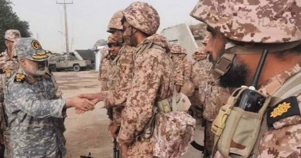 ایرانی سپاہ پاسداران انقلاب اسلامی کے سینئر فوجی افسر بریگیڈیئر جنرل محمد کرامی بائیں 17 مارچ کو خرگ جزیرے پر تعینات فوجیوں سے ہاتھ ملاتے ہوئے۔ فوٹو: پریس ٹی وی