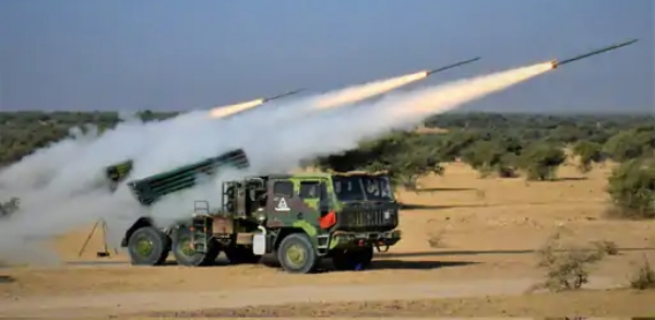 جیسلمیر میں پاکستانی سرحد پر فوج کا طاقت کا مظاہرہ، آسمان پر راکٹ گرجے