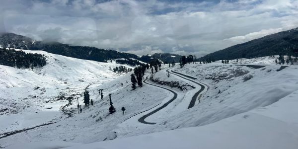 جموں و کشمیر کے ضلع کٹھوعہ میں تازہ برفباری