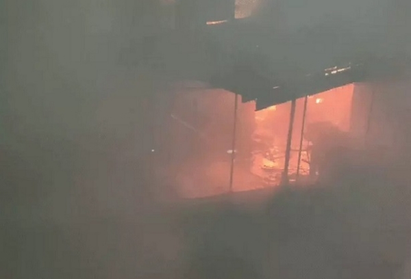 اندور میں آتشزدگی کے حادثے کے بعد جائے وقوعہ کی تصویر