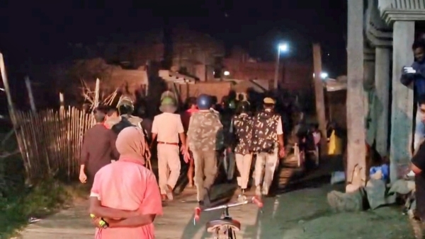 3گھنٹے تک یرغمال بنائے رکھا، گاڑیوں کو نقصان پہنچا، بیتیا میں گرفتار کرنے پہنچی پولیس ٹیم پر پتھراؤ