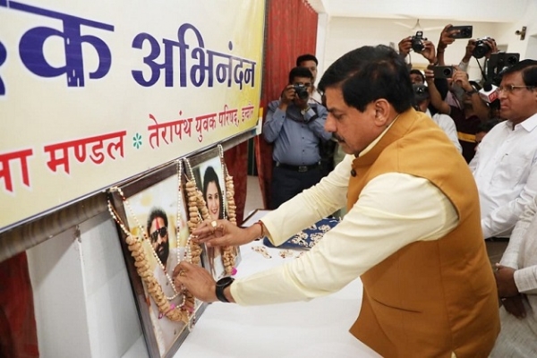 اندور میں آتشزدگی کے حادثے میں آنجہانیوں کو گلہائے عقیدت نذر کرتے ہوئے وزیراعلیٰ