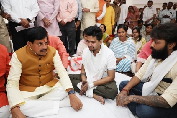 وزیراعلیٰ اندور پہنچ کر آتشزدگی کے متاثرین سے ملے