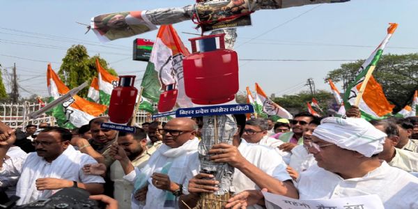 ایل پی جی کی قلت اور بڑھتی قیمتوں کے خلاف پٹنہ میں کانگریس کا احتجاج