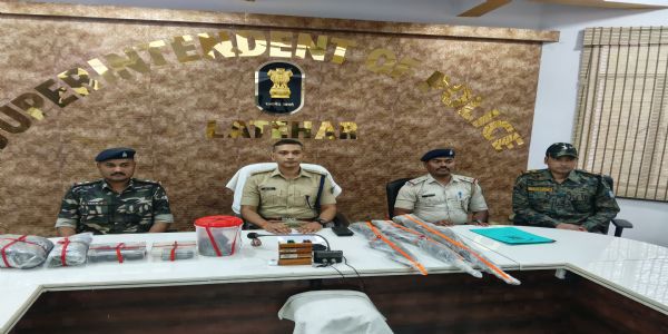 نکسلیوں کے ہتھیاراور گولہ بارود کا بڑا ذخیرہ برآمد