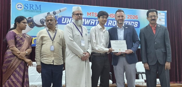 انعام حاسل کرتے ہوئے