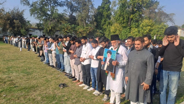 نماز جنازہ ادا کرتے ہوئے نماز جنازہ ادا کرتے ہوئے