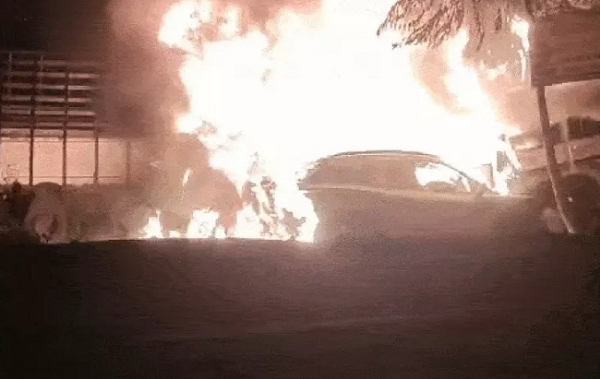 مدھیہ پردیش کے چھندواڑہ میں بولیرو سے ٹکرانے کے بعد کار کا سی این جی ٹینک پھٹ گیا، باپ بیٹا ہلاک مدھیہ پردیش کے چھندواڑہ میں بولیرو سے ٹکرانے کے بعد کار کا سی این جی ٹینک پھٹ گیا، باپ بیٹا ہلاک