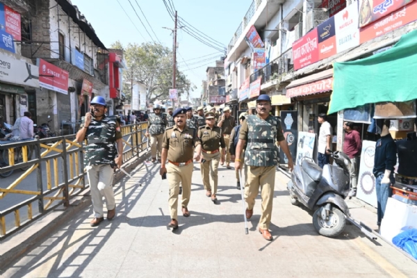 ہولی اور رمضان کے لیے کالپی میں سخت حفاظتی انتظامات، پولیس اور انتظامیہ نے فلیگ مارچ کیا ہولی اور رمضان کے لیے کالپی میں سخت حفاظتی انتظامات، پولیس اور انتظامیہ نے فلیگ مارچ کیا