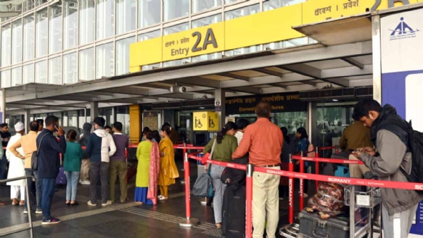 دم دم ایئرپورٹ سے خلیج کی 20 پروازیں منسوخ کیں، مسافروں کی مشکلات میں اضافہ دم دم ایئرپورٹ سے خلیج کی 20 پروازیں منسوخ کیں، مسافروں کی مشکلات میں اضافہ