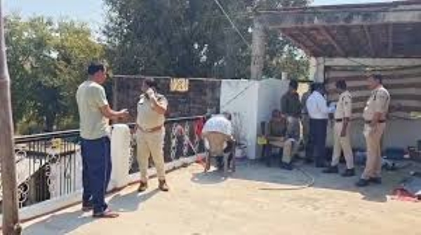 نرمداپورم: سوہاگ پور میں گھر کی چھت سے لڑکا اور لڑکی کی ملی لاشیں ، پولیس قتل یا خودکشی کا معمہ تلاشنے میں مصروف نرمداپورم: سوہاگ پور میں گھر کی چھت سے لڑکا اور لڑکی کی ملی لاشیں ، پولیس قتل یا خودکشی کا معمہ تلاشنے میں مصروف