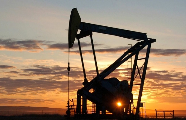 فوجی حملوں کے بعد مشرق وسطیٰ میں کشیدگی کے باعث خام تیل کی قیمتوں میں 7.60 فیصد اضافہ ہوا۔ فوجی حملوں کے بعد مشرق وسطیٰ میں کشیدگی کے باعث خام تیل کی قیمتوں میں 7.60 فیصد اضافہ ہوا۔