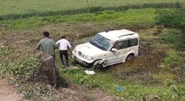 بے قابو اسکارپیو 10 فٹ گڑھے میں گری ، ڈرائیور زخمی بے قابو اسکارپیو 10 فٹ گڑھے میں گری ، ڈرائیور زخمی