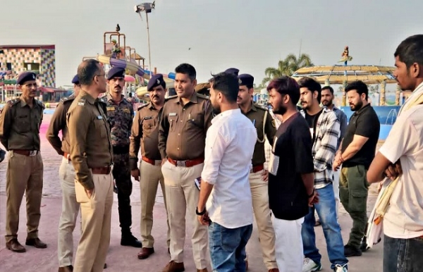 بھوجپوری گلوکار کے تقریب میں 100 راؤنڈ فائرنگ، صحافی سمیت 3 افراد زخمی بھوجپوری گلوکار کے تقریب میں 100 راؤنڈ فائرنگ، صحافی سمیت 3 افراد زخمی